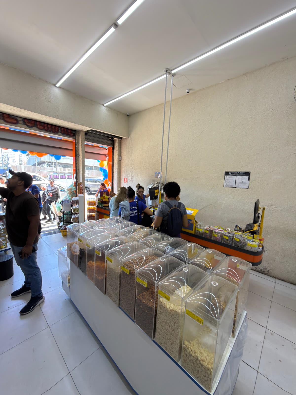 Potes de castanhas e frutas secas a granel na loja