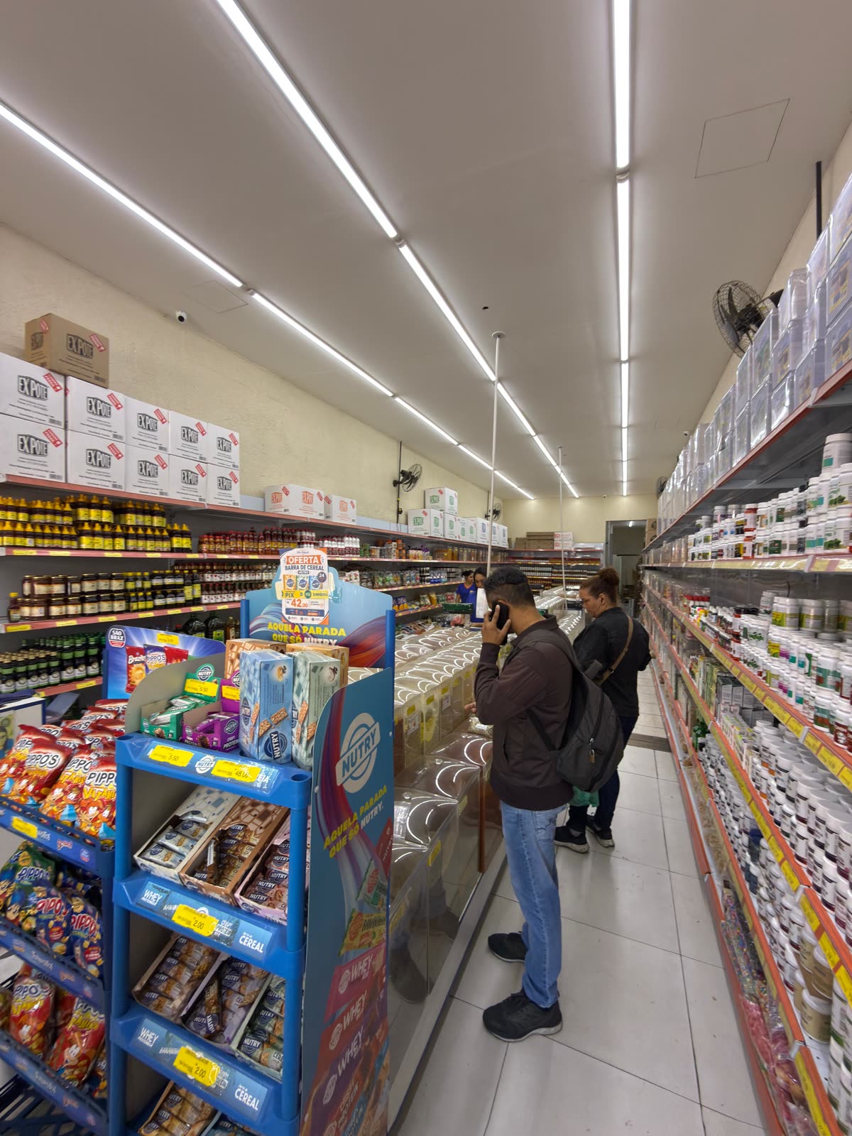 Corredor da loja com encapsulados e produtos naturais